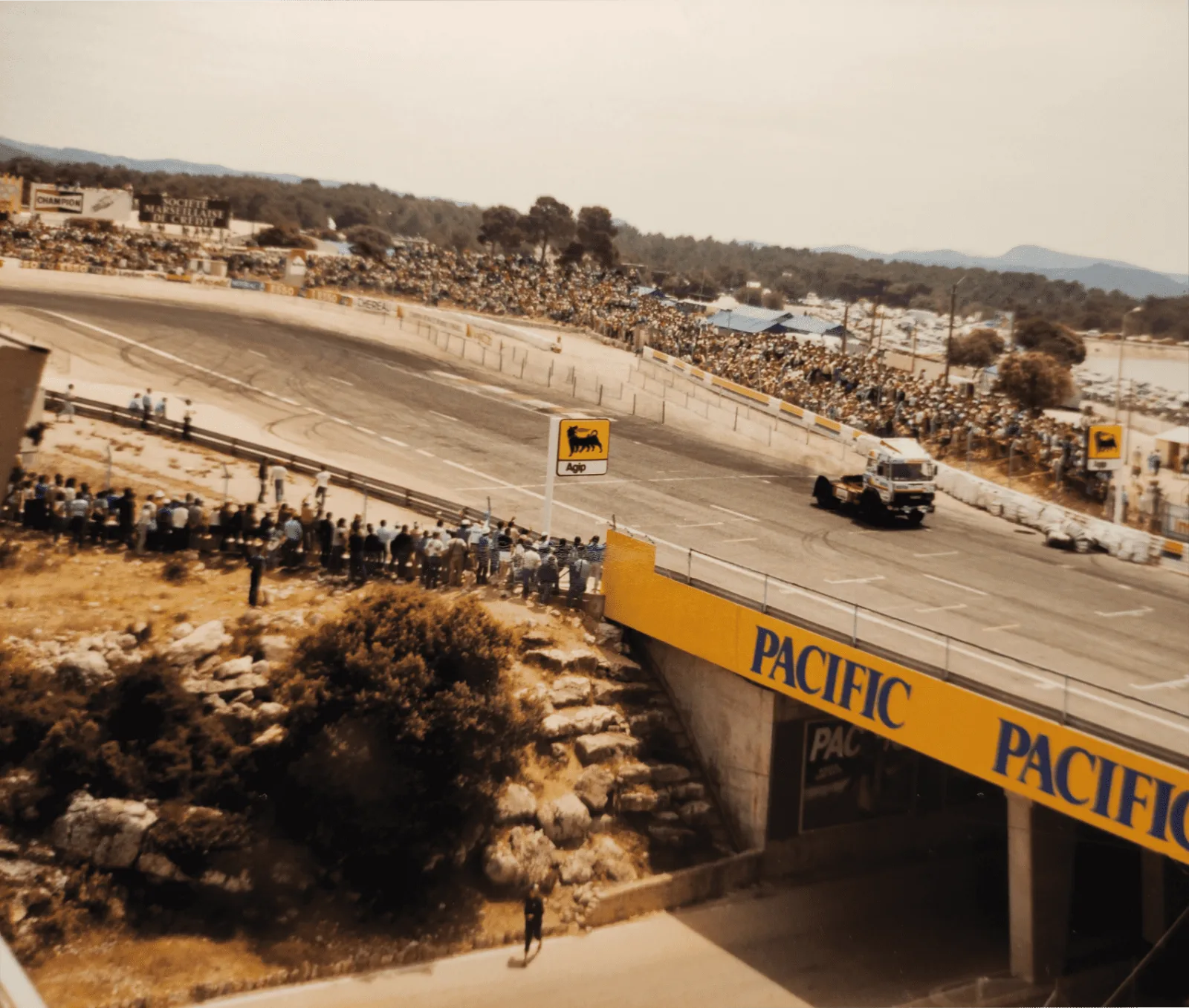 Camion in gara al ponte Pacific del Circuit Paul Ricard, 1985-1987