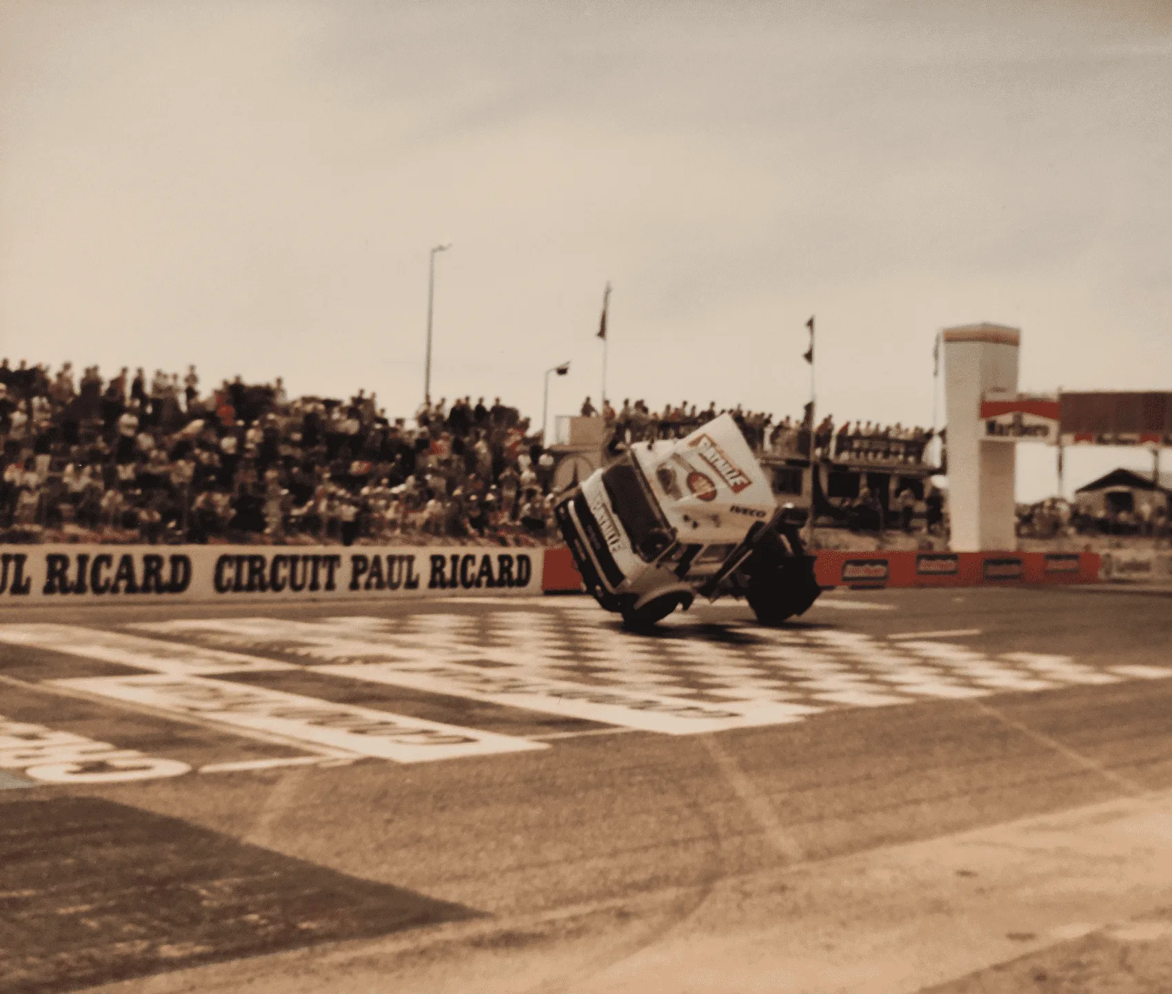 Camion acrobatico su due ruote sul rettilineo del Circuit Paul Ricard, 1985-1987