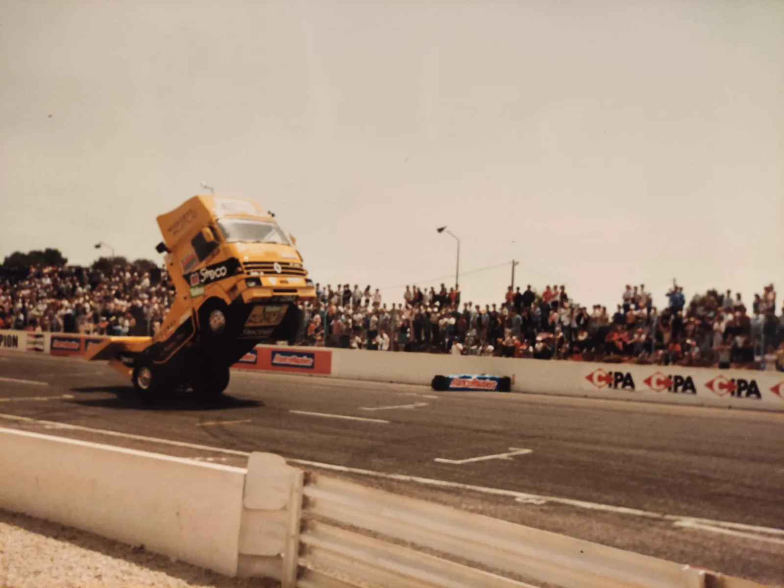 Camion acrobatico in impennata davanti alle tribune, 1985-1987