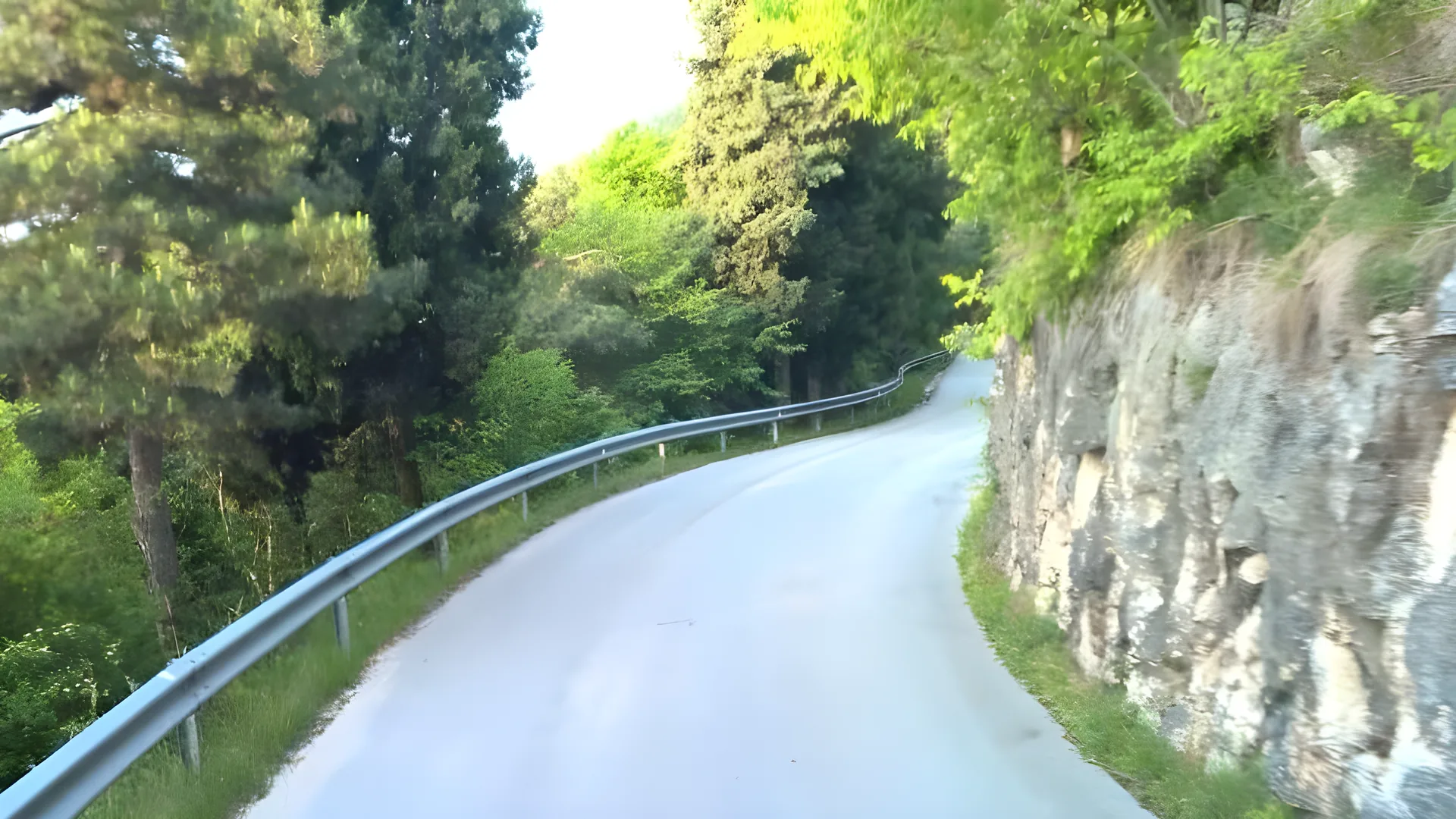 Strada di montagna stretta tra la parete di roccia e il guardrail, in Abruzzo