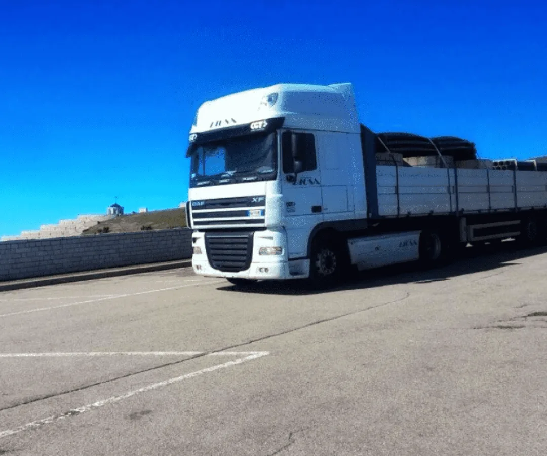 Autoarticolato con semirimorchio scoperto a pianale carico